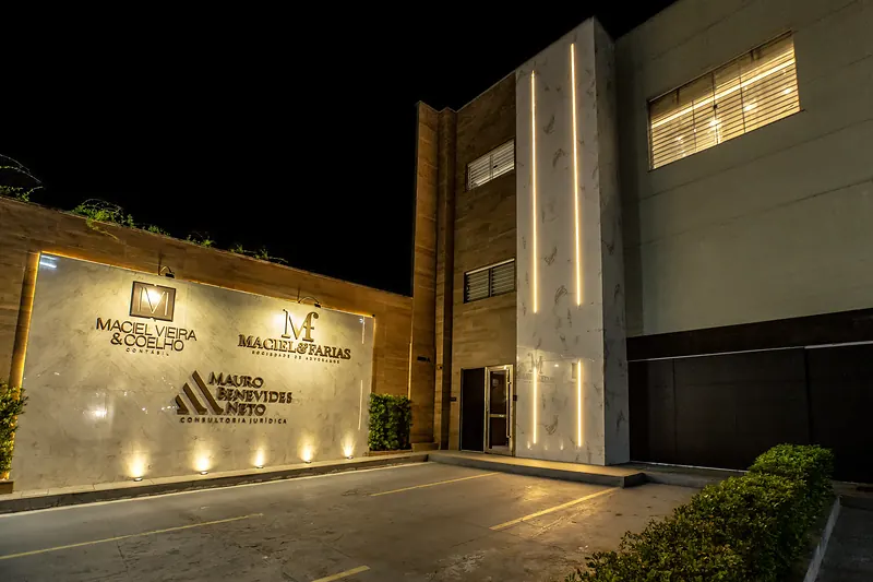 Fachada iluminada do escritório na Av. Santos Dumont, 5080-A, à noite
